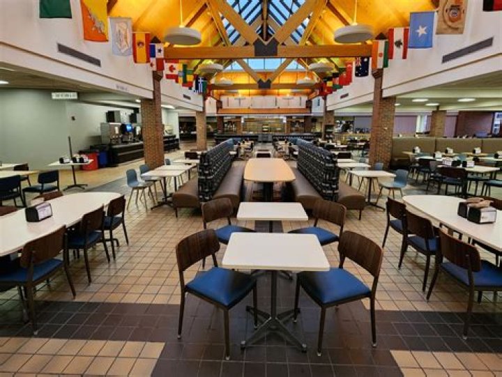Students Welcome New Dining Hall at UNR |